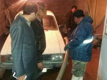 امداد رسانی شبانه واحد خدمات شهر جهت رفع آب گرفتگی معابر امداد رسانی شبانه واحد خدمات شهر جهت رفع آب گرفتگی معابر