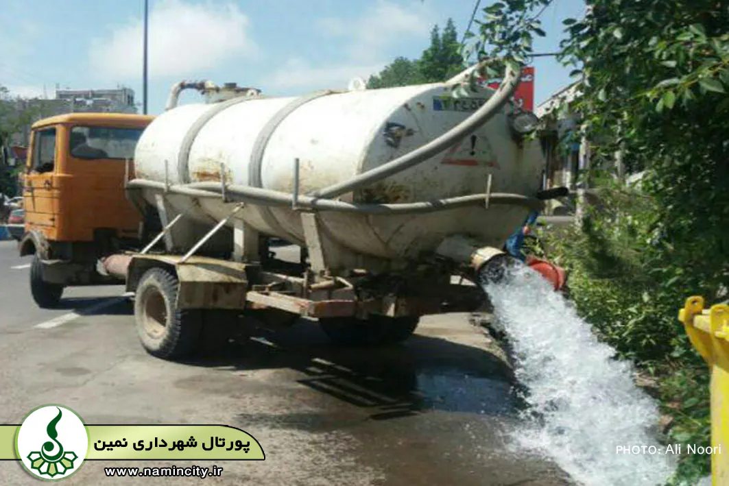 شستشو و تنظیف جوبهای سطح شهر توسط واحد خدمات شهری