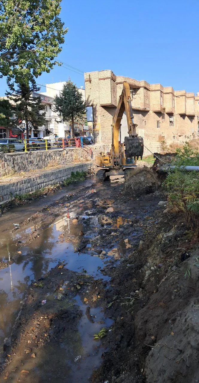 عملیات اجرای دیوار حایل رودخانه نمین چای