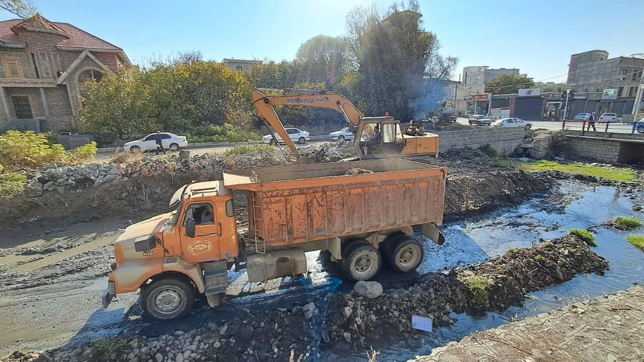 عملیات اجرای دیوار حایل رودخانه نمین چای