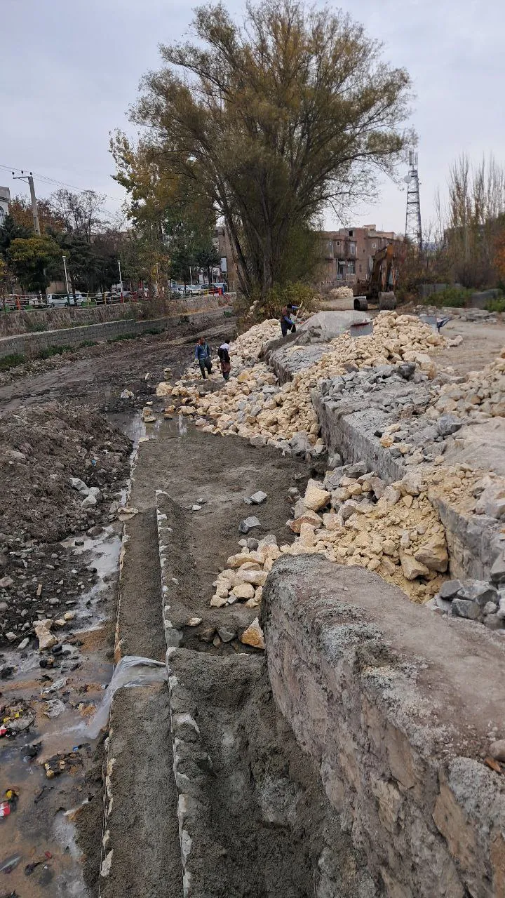 عملیات اجرای دیوار حایل رودخانه نمین چای