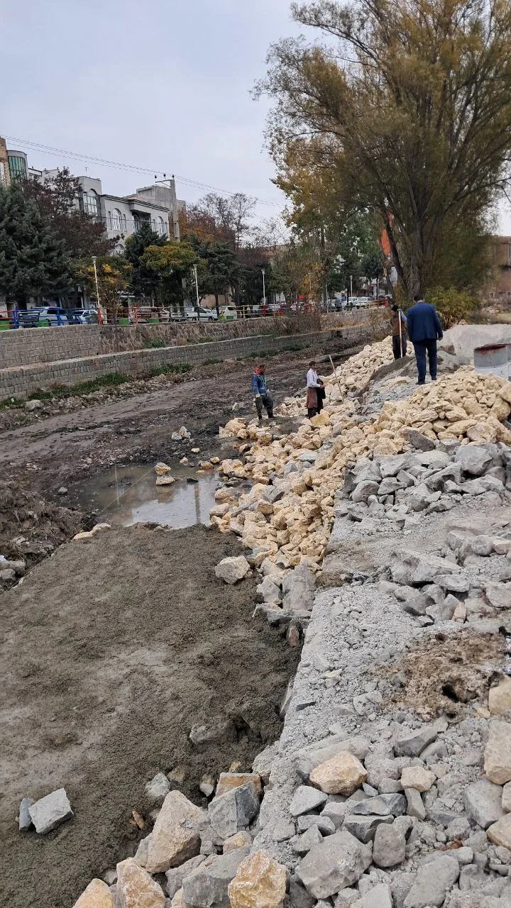 عملیات اجرای دیوار حایل رودخانه نمین چای