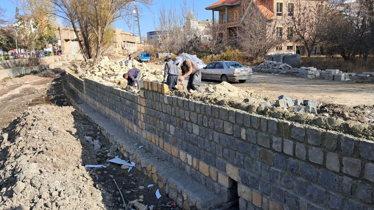 عملیات اجرای دیوار حایل رودخانه نمین چای