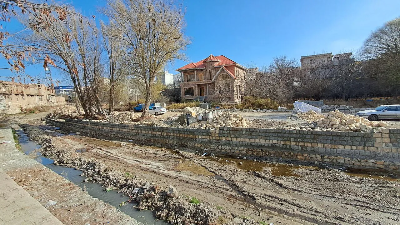 عملیات اجرای دیوار حایل رودخانه نمین چای