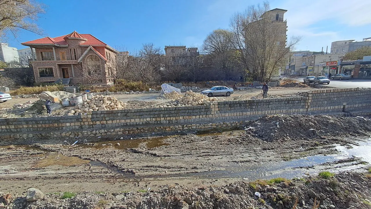 عملیات اجرای دیوار حایل رودخانه نمین چای