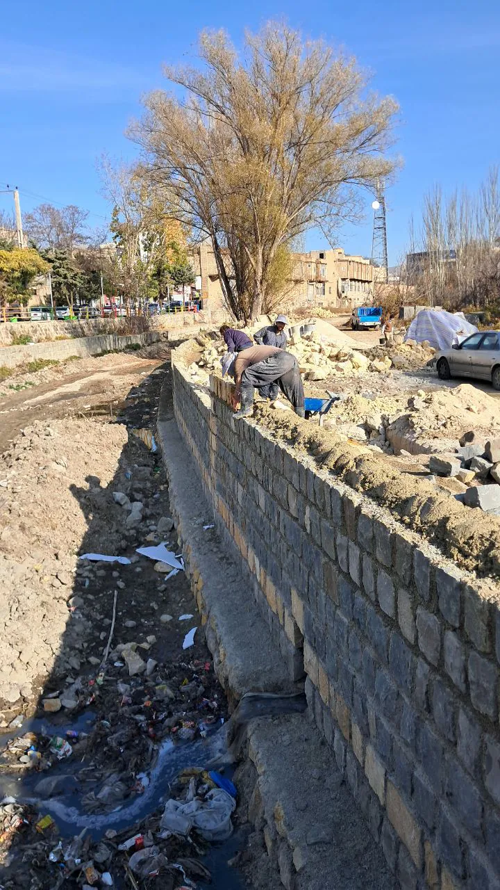 عملیات اجرای دیوار حایل رودخانه نمین چای