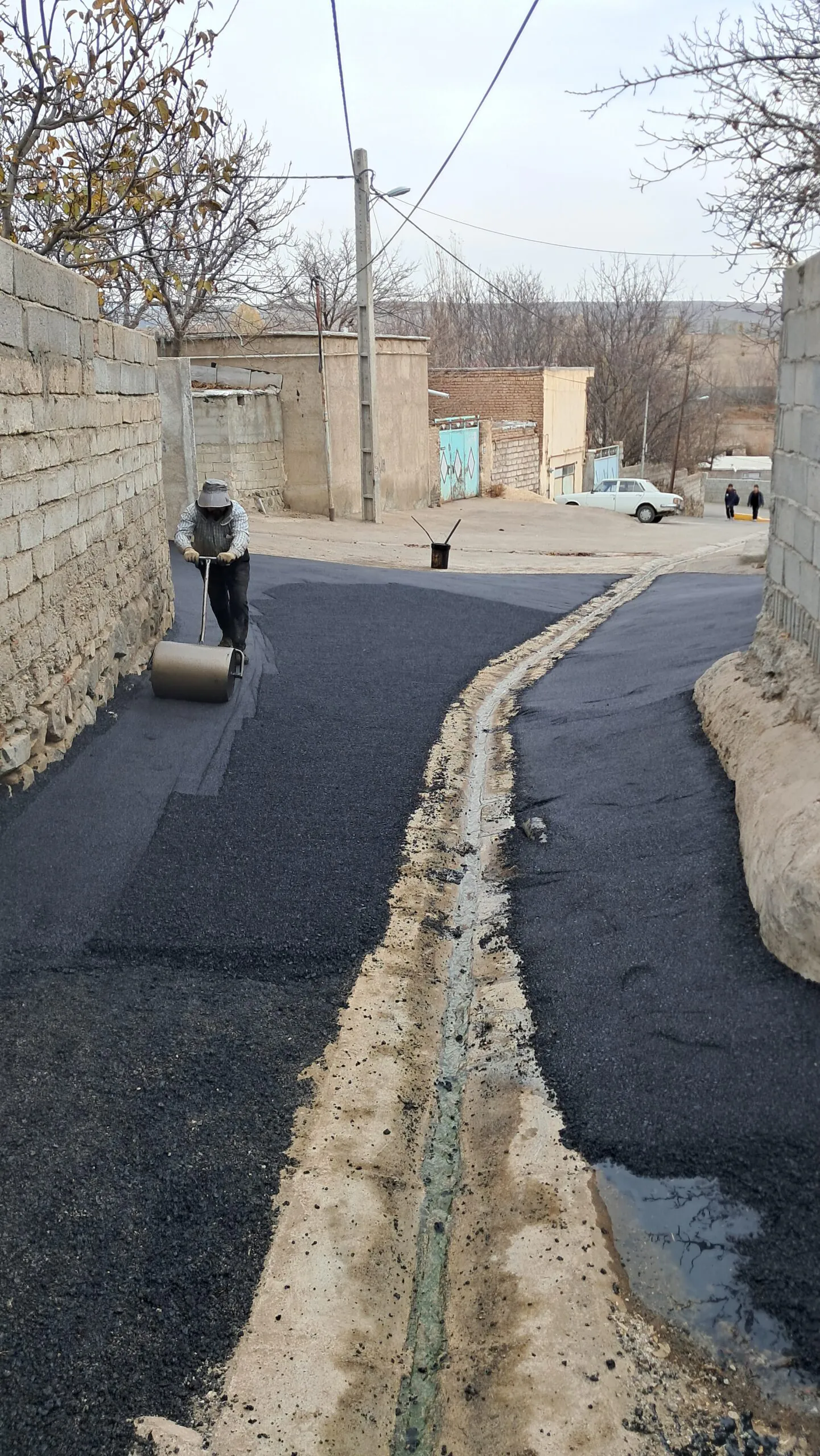 زیرسازی و آسفالت ریزی کوچه های محله امام حسین(ع)