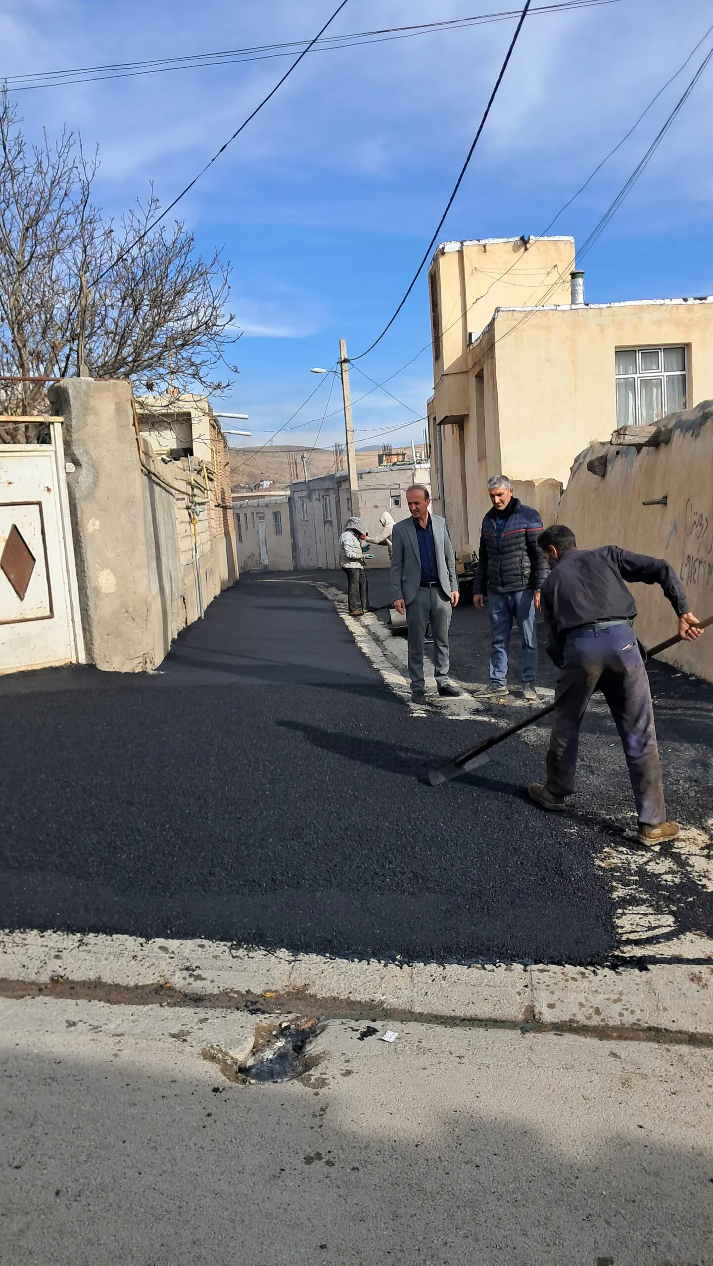 زیرسازی و آسفالت ریزی کوچه های محله امام حسین(ع)