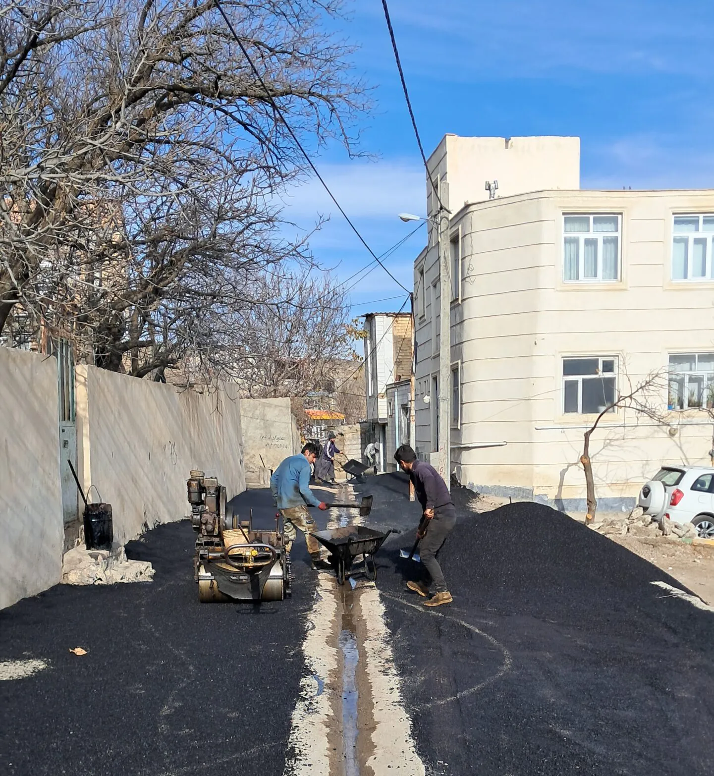 زیرسازی و آسفالت ریزی کوچه های محله امام حسین(ع)