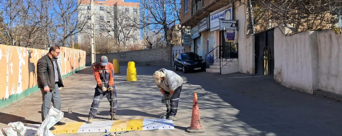 نصب سرعت گیر در ابتدای خیابان شهید بهشتی نصب سرعت گیر در ابتدای خیابان شهید بهشتی