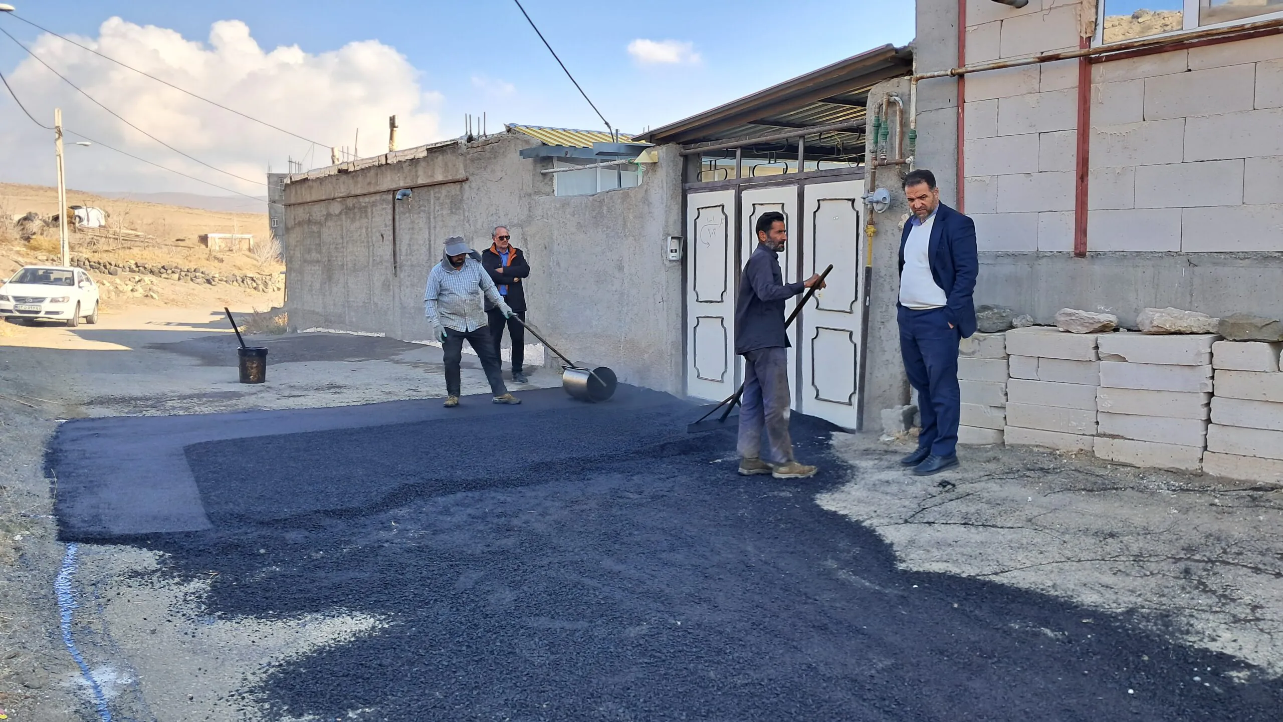 زیرسازی و آسفالت ریزی کوچه های محله امام حسین(ع)