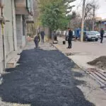 زیرسازی و آسفالت ریزی پیاده رو بلوار امام خمینی(ره)