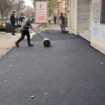 زیرسازی و آسفالت ریزی پیاده رو بلوار امام خمینی(ره)