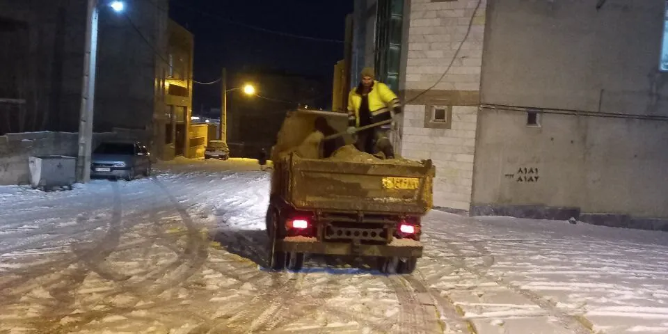 انجام عملیات نمک پاشی در سطح شهر انجام عملیات نمک پاشی در سطح شهر