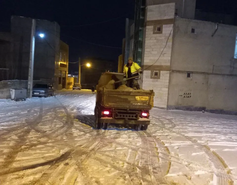 انجام عملیات نمک پاشی در سطح شهر