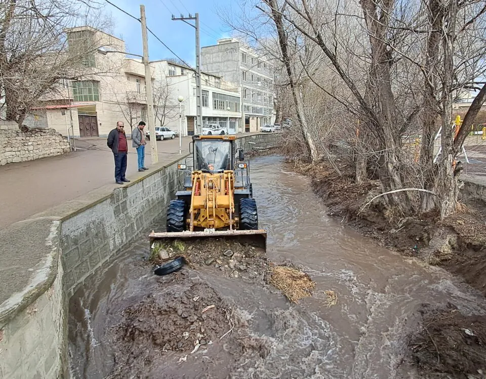 اجرای عملیات پاکسازی و لایروبی مسیر رودخانه نمین چای