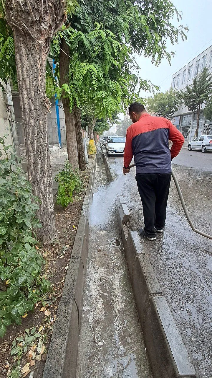 گزارش عملیات پاکسازی و ضدعفونی کانال های آب سطح شهر